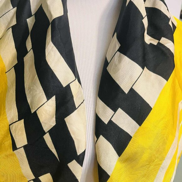 Vintage 100% Silk Geometric Scarf — Hand-Rolled Hem (70 × 70 cm) - Picture 3 of 8